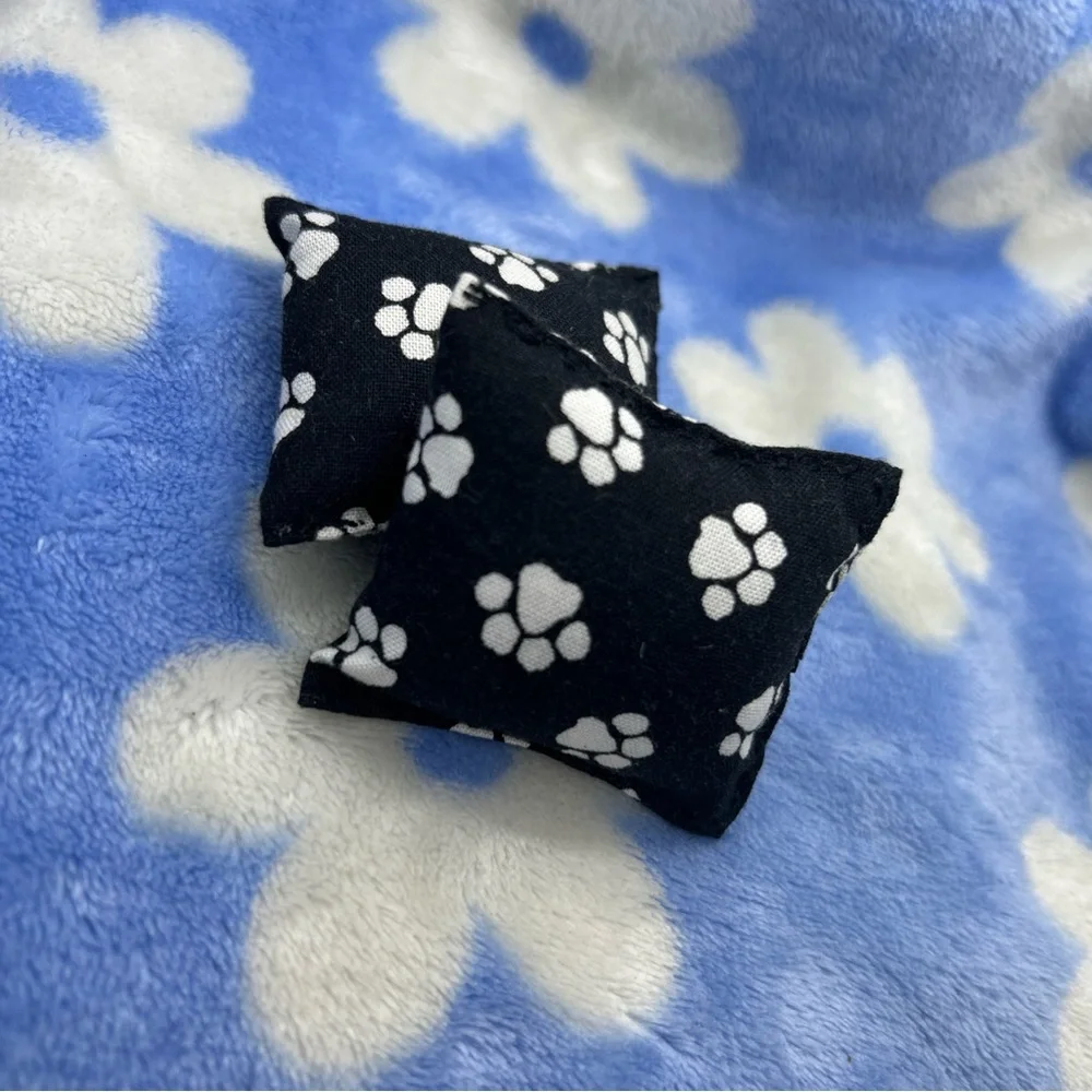 Cozy Blue and Black Paw Print Bedding Set - Picture 2 of 3